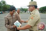 Wali Kota Banjarbaru H Nadjmi Adhani menyerahkan bantuan modal usaha bagi UMKM dari Badan Amil Zakat Nasional Kota Banjarbaru saat apel gabungan di Lapangan Murjani Kota Banjarbaru, Senin (9/1).(Foto Antaranews Kalsel/uviek/f) 