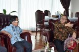 Ketua MPR Zulkifli Hasan (kanan) berbincang dengan pianis cilik Jefri Setiawan di Kompleks Parlemen Jakarta, Senin (9/1). Dalam pertemuan itu pianis cilik Jefri Setiawan meminta dukungan untuk memecahkan rekor dunia guinness book world record bermain alat musik keyboard sambil bernyanyi 50 lagu dengan mata tertutup dalam usia termuda. ANTARA FOTO/Wahyu Putro A/wdy/17