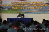 Panglima Komando Armada RI Kawasan Timur (Pangarmatim) Laksamana Muda TNI Darwanto (tengah) memberikan keterangan kepada wartawan usai pengarahan Latihan Pratugas Satgas Operasi Pengamanan Terbatas Laut Koarmatim Malindo dan Philindo 2017 di Surabaya, Jawa Timur, Senin (9/1). Latpratugas Satgas Pamtas Laut Koarmatim 2017 yang dimulai pada 9-28 Januari tersebut bertujuan untuk membekali prajurit TNI AL dalam melaksanakan operasi pengamanan di wilayah perairan perbatasan Indonesia-Malaysia dan Indonesia-Philipina. Antara Jatim/Moch Asim/zk/17