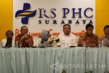 dr. Urip Murtejo (kedua kiri) didamping Direktur SDM dan Umum PT Pelabuhan Indonesia (Pelindo) III Persero Toto Heliyanto (ketiga kanan) menjawab pertanyaan wartawan mengenai hasil operasi Shinwan Bintang Wiratama (7) asal Blitar yang menderita tumor gusi (Cherubism)Â saat jumpa pers di RS PHC, Surabaya, Jawa Timur, Senin (9/1). PT Pelabuhan Indonesia (Pelindo) III Persero memberikan bantuan biaya operasi pengangkatan tumor gusi kepada anak yang saat ini menjalani proses penyembuhan pasca operasi tersebut. Antara jatim/Didik Suhartono/zk/17