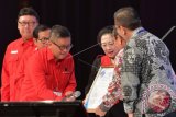 Ketua Umum PDI Perjuangan Megawati Soekarnoputri (keempat kiri) didampingi Sekjen Hasto Kristiyanto (ketiga kiri), Mendagri Tjahjo Kumolo (kiri) dan Seskab Pramono Anung (kedua kiri) menerima Sertifikat ISO 9001 : 2015 dari lembaga sertifikasi International Certification Services Management (ICSM) Indonesia pada acara Perayaan Hari Ulang Tahun (HUT) ke-44 PDI Perjuangan di JCC, Senayan, Jakarta, Selasa (10/1). PDI Perjuangan menjadi partai politik pertama di Asia Tenggara yang meraih sertifikat ISO 9001 : 2015. ANTARA FOTO/Widodo S. Jusuf/wdy/17.