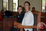 Warga negara Australia Sara Connor (kanan) yang menjadi terdakwa kasus pembunuhan polisi Aipda I Wayan Sudarsa, mendengarkan penjelaskan jaksa saat mengikuti sidang di Pengadilan Negeri Denpasar, Bali, Rabu (10/1). Sebanyak 10 saksi yang rencananya dihadirkan, berulang kali mangkir tanpa kejelasan sehingga menghambat proses persidangan tersebut. ANTARA FOTO/Wira Suryantala/wdy/17.