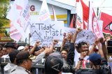 Sejumlah massa yang tergabung dalam Aliansi Masyarakat Dukung Perjuangan Wadah Aspirasi Warga Petani (Wartani) Curahnongko melakukan aksi unjuk rasa di Kantor Badan Pertanahan Nasional (BPN) Jember, Jawa Timur, Selasa (10/1). Dalam aksinya sebanyak 2000 warga Desa Curahnongko mendesak Presiden RI untuk segera melaksanakan reforma agraria dan meminta BPN yang tidak netral karena berafiliasi dengan organisasi tertentu dalam konflik tanah seluas 332 Ha tersebut.   
Antara Jatim/Seno/zk/17.