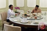 Presiden Joko WIdodo (kiri) makan siang bersama Ketua Umum PBNU Said Aqil Siradj di Istana Merdeka, Jakarta, Rabu (11/1). Pertemuan tersebut diantaranya membahas fenomena Islam radikal. ANTARA FOTO/Puspa Perwitasari/wdy/17