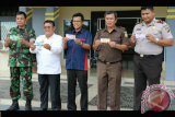 Kepala Kantor BI, Dwi Suslamanto bersama Camat Entikong, Kapolsek Entikong, Kejari Sanggau dan TNI sedang menunjukan Uang NKRI usai sosialisasi di Entikong, Rabu (11/1). 