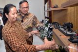 Menteri BUMN Rini M Sumarno (kiri) didampingi Dirut Bank Mandiri Kartika Wirjoatmodjo (kanan) saat melihat hasil produksi pelaku UKM saat meninjau Rumah Kreatif BUMN (RKB) Bank Mandiri di Trenggalek, Jawa Timur, Rabu (11/1). Selain meninjau salah satu RKB di kabupaten itu, menteri BUMN dalam kunjungan seharinya juga melakukan penanaman pohon di taman hutan kota serta menyaksikan penyerahan secara simbolis bantuan mobil Ambulance. Antara Jatim/Irfan Anshori/zk/17