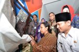 Menteri BUMN Rini M Sumarno (dua kanan) didampingi Dirut Bank Mandiri Kartika Wirjoatmodjo (tiga kanan) dan Wakil Bupati Trenggalek Mochammad Nur Arifin (kanan) meninjau Rumah Kreatif BUMN (RKB) Bank Mandiri di Trenggalek, Jawa Timur, Rabu (11/1). Selain meninjau salah satu RKB di kabupaten itu, menteri BUMN dalam kunjungan seharinya juga melakukan penanaman pohon di taman hutan kota serta menyaksikan penyerahan secara simbolis bantuan mobil Ambulance. ANTARA Jatim/Irfan Anshori/zk/17