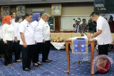 Gubernur Lampung M. Ridho Ficardo (kanan) saat melantik 51 pejabat Pimpinan Tinggi Pratama dan Pejabat Administrator di lingkungan Pemerintah Provinsi Lampung, di Ruang Rapat Utama Kantor Gubernur Lampung, di Bandarlampung. (ANTARA FOTO/Humas Pemprov Lampung/Dok).