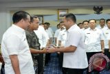 Gubernur Lampung M. Ridho Ficardo (kanan) memberikan memberikan cendera mata kepada pejabat setempat usai melantik 51 pejabat Pimpinan Tinggi Pratama dan Pejabat Administrator di lingkungan Pemerintah Provinsi Lampung, di Ruang Rapat Utama Kantor Gubernur Lampung, di Bandarlampung. (ANTARA FOTO/Humas Pemprov Lampung/Dok).