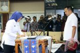 Gubernur Lampung M. Ridho Ficardo (kanan) dan Kepala Biro Humas dan Protokol Bayana (kiri) pada pelantikan 51 pejabat Pimpinan Tinggi Pratama dan Pejabat Administrator di lingkungan Pemerintah Provinsi Lampung, di Ruang Rapat Utama Kantor Gubernur Lampung, di Bandarlampung. (ANTARA FOTO/Humas Pemprov Lampung/Dok).