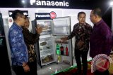 Product Marketing Home Appliance PT Panasonic Gobel Indonesia, Albert Muljo Pranoto (kiri) Laundry System Business Unit Head, Husnul Halbi (kedua kiri) Product Marketing Manager Home Appliance, Frangky Purnomo (kedua kanan) dan Branch Manager Medan, Budiman Sinaga (kanan) melihat lemari es Panasonic BB Series pada peluncuran, di Medan, Sumatra Utara, Kamis (12/1). Lemari es yang baru diluncurkan tersebut, memiliki wadah khusus penyimpanan daging untuk mencegah pencampuran bau, penurunan kualitas makanan dan minuman. ANTARA SUMUT/Irsan Mulyadi/17