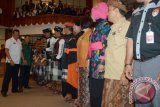 Kepala Badan Narkotika Nasional (BNN) Budi Waseso (tengah) berbincang dengan Gubernur Bali (kiri) dan Wakil Gubernur Bali Ketut Sudikerta saat pengukuhan relawan Pemberantasan, Penyalagunaan dan Peredaran Gelap Narkoba (P4GN) Provinsi Bali di Denpasar, Kamis (12/1). Sebanyak 1359 orang yang terdiri dari pecalang (pengamanan adat Bali) dan berbagi unsur organisasi dilantik menjadi relawan P4GN untuk menyelamatkan generasi muda sekaligus memberantas peredaran narkoba di Pulau Dewata. ANTARA FOTO/Wira Suryantala/17.