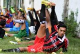 Sejumlah pesepak bola Persebaya Surabaya melakukan latihan di Lapangan Karanggayam Surabaya, Jawa Timur, Kamis (12/1). Dalam kongres tahunan PSSI 2017 pada 8 Januari lalu, Persebaya Surabaya dicabut sanksi dan mengembalikan status keanggotaan berkompetisi kembali dalam kompetisi resmi PSSI pada Divisi Utama. Antara Jatim/M Risyal Hidayat/zk/17