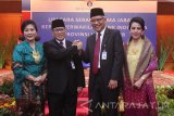 Kepala Kantor Perwakilan Bank Indonesia (BI) Provinsi Jawa Timur yang baru Difi Ahmad Johansyah (kedua kanan) didampingi isteri dan Kepala Perwakilan BI yang lama Benny Siswanto (kedua kiri) bersama isteri bersalaman saat acara serah terima jabatan kepala perwakilan Bank Indonesia Provinsi Jawa Timur di Surabaya, Jawa Timur, Rabu (11/1). Dalam sertijab tersebut, Difi Ahmad Johansyah yang sebelumnya menjabat sebagai Kepala Perwakilan BI Provinsi Sumatera Utara resmi menjadi Kepala Kantor Perwakilan BI Jawa Timur menggantikan Benny Siswanto yang selanjutnya diberikan mandat menjadi Kepala Departemen Regional I yang membawahi Kantor Perwakilan Bank Indonesia di wilayah Sumatera. Antara Jatim/Moch Asim/zk/17