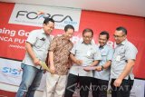 Kepala Departemen Penjualan Semen Indonesia, Bambang Joko (tengah), Direktur PT Panca Putera Ciptaperkasa, Mujiarto (dua kiri) dan perwakilan PT Sinergi Informatika Semen Indonesia (PT SISI), Miftachur Rozaq (dua kanan) saat Launching Go Live sofware Forca ERP di Jombang, Jawa Timur, Rabu (11/1). Sofware Forca Enterprise Resource Planning (ERP), merupakan solusi bagi para pengusaha untuk membangun bisnisnya secara terpadu, saat ini di Jatim masih dua distributor Semen Gresik yang mengaplikasikan sofware FORCA ERP. Antara Jatim/Syaiful Arif/zk/17