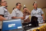 Kepala Departemen Penjualan Semen Indonesia, Bambang Joko (tengah), Direktur PT Panca Putera Ciptaperkasa, Mujiarto (dua kanan) dan perwakilan PT Sinergi Informatika Semen Indonesia (PT SISI), Miftachur Rozaq (kanan) saat Launching Go Live sofware Forca ERP di Jombang, Jawa Timur, Rabu (11/1). Sofware Forca Enterprise Resource Planning (ERP), merupakan solusi bagi para pengusaha untuk membangun bisnisnya secara terpadu, saat ini di Jatim masih dua distributor Semen Gresik yang mengaplikasikan sofware FORCA ERP. Antara Jatim/Syaiful Arif/zk/17