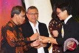 Menteri Luar Negeri Retno Marsudi (kanan) memberikan penghargaan Adam Malik Award kepada Dirut LKBN Antara Meidyatama Suryodiningrat (kiri) sebelum menyampaikan Pernyataan Pers Tahunan Menteri Luar Negeri 2017 di Gedung Nusantara, Kementerian Luar Negeri, Jakarta, Selasa (10/1/2017). Lembaga Kantor Berita Antara melalui portal berita Antaranews.com meraih penghargaan jurnalistik Adam Malik Award kategori media \