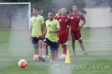 Sejumlah pesepak bola Bhayangkara FC melakukan latihan di Lapangan Mapolda Jawa Timur, Surabaya, Jumat (13/1). Bhayangkara FC pada kompetisi Indonesia Super League (ISL) atau Liga Super 2017 yang akan dimulai pada 26 Maret mendatang, diperkuat 13 pemain mantan punggawa tim nasional U-19. Antara Jatim/M Risyal Hidayat/zk/17