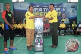 Pemerintah Kabupaten Barito Kuala, Kalimantan Selatan, kembali menggelar Kejuaraan Tenis Meja Bupati Cup V Open 2017, di Gedung Olahraga Ije Jela Marabahan. Acara tersebut dibuka langsung oleh  Bupati H. Hasanuddin Murad, Kamis (12/1). Foto:Antaranews Kalsel/Arianto/G.