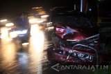 Pengendara sepeda motor melintas di sebuah mobil yang terlibat kecelakaan beruntun di Jalan Raya Purwodadi, Pasuruan, Jawa Timur, Jumat (13/1). Kecelakaan beruntun tersebut melibatkan 11 kendaraan dan mengakibatkan empat orang tewas dan delapan orang luka-luka. Antara Jatim/Umarul Faruq/zk/17