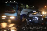 Sebuah bis melintas di sebuah mobil yang terlibat kecelakaan beruntun di Jalan Raya Purwodadi, Pasuruan, Jawa Timur, Jumat (13/1). Kecelakaan beruntun tersebut melibatkan 11 kendaraan dan mengakibatkan empat orang tewas dan delapan orang luka-luka. Antara Jatim/Umarul Faruq/zk/17