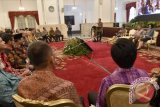 Presiden Joko Widodo (keempat kanan) menyampaikan arahan dalam Pertemuan Awal Tahun Pelaku Industri Jasa Keuangan Tahun 2017 di Istana Negara, Jakarta, Jumat (13/1). Presiden dalam kesempatan tersebut meminta pelaku industri jasa keuangan memberikan kredit kepada sektor produktif, utamanya adalah UMKM. ANTARA FOTO/Puspa Perwitasari/wdy/17.