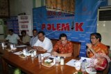 Komisioner KPU Hadar Nafis Gumay (kanan), anggota Komisi II DPR Arteria Dahlan (kedua kanan), Ketua Pansus RUU Pemilu Lukman Edy (ketiga kanan), moderator Hardy Hermawan (ketiga kiri), Pakar Hukum Tata Negara Margarito Kamis (kedua kiri), Wasekjen Partai Gerindra Ahmad Riza Patria (kiri) menjadi pembicara dalam diskusi polemik di Jakarta, Sabtu (14/1). Diskusi tersebut membahas mengenai Rancangan Undang-Undang (RUU) Pemilu dan Pertahuran Demokrasi serta soal rencana penghapusan batas parlemen atau 'parliamentary treshold' (PT) dalam revisi UU Pemilu. ANTARA FOTO/Reno Esnir/wdy/17.