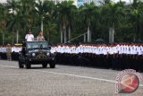 Kapolri Jenderal Pol Tito Karnavian (kanan) melakukan pemeriksaan pasukan saat memimpin apel HUT ke-36 Satuan Pengamanan (Satpam) di Lapangan Silang Monas, Jakarta, Sabtu (14/1). Sebanyak kurang lebih 2000 Satpam dari seluruh wilayah di Indonesia mengikuti apel dalam rangka HUT ke-36 Satpam. ANTARA FOTO/Rivan Awal Lingga/wdy/17