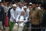 Menteri Agama RI, Lukman Hakim Saifuddin (kanan) bersama Pengasuh Pondok Pesantren (Ponpes) Darul Ulum, KH Muhammad Syamsul Arifin (menggunakan kursi roda) saat menghadiri Temu Alumni Akbar Ponpes tersebut di Banyuanyar,  Pamekasan, Jatim, Sabtu (14/1). Dalam kesempatan itu Menag juga meresmikan  Sekolah Tinggi ilmu bahasa Arab (STIBA), Perpustakaan dan kantor  Persatuan Alumni Darul Ulum Banyuanyar (Peradaban). Antara Jatim/Saiful Bahri/zk/17