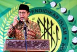 Menteri Agama RI, Lukman Hakim Saifuddin memberi sambutan saat menghadiri Temu Alumni Akbar Pondok Pesantren (Ponpes) Darul Ulum, Banyuanyar,  Pamekasan, Jatim, Sabtu (14/1). Dalam kesempatan itu Menag juga meresmikan  Sekolah Tinggi ilmu bahasa Arab (STIBA), Perpustakaan dan kantor  Persatuan Alumni Darul Ulum Banyuanyar (Peradaban). Antara Jatim/Saiful Bahri/zk/17
