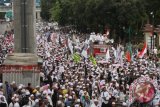 Ratusan anggota Front Pembela Islam melakukan unjuk rasa di depan Gedung Mabes Polri, Jakarta, Senin (16/1). Aksi tersebut digelar sebagai bentuk protes atas bentrokan yang terjadi antara massa FPI dan sebuah ormas di Bandung beberapa waktu lalu. ANTARA FOTO/Reno Esnir/wdy/17.