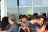 Sejumlah penumpang menunggu kedatangan pesawat di Bandara Blimbingsari, Banyuwangi, Jawa Timur, Senin (16/1). Jadwal penerbangan dengan tujuan Banyuwangi - Surabaya dan sebaliknya, mengalami Delayed akibat jatuhnya pesawat latih di landasan pacu yang mengganggu penerbangan.Antara Jatim/Budi Candra Setya/zk/17.
