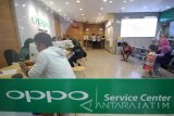 Sejumlah petugas melakukan servis dan melayani pelanggan saat pembukaan toko dan pusat servis Oppo di WTC E-Mall, Surabaya, Jawa Timur, Senin (16/1). Pembukaan toko dan pusat servis Oppo yang baru di Kota Surabaya tersebut bertujuan untuk memberikan kenyamanan dan kecepatan pelayanan kepada pengguna ponsel cerdas merk Oppo. Antara Jatim/Moch Asim/zk/17