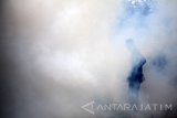 Petugas Dinas Kesehatan melakukan pengasapan (fogging) di Wonoayu, Sidoarjo, Jawa Timur, Senin (16/1). Pengasapan tersebut dilakukan untuk memberantas perkembangbiakan nyamuk Aedes Aegypti yang membawa virus dengue penyebab penyakit demam berdarah. Antara Jatim/Umarul Faruq/zk/17