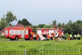 Sejumlah petugas mengevakuasi bangkai pesawat latih yang gagal landing di Bandara Blimbingsari, Banyuwangi, Jawa Timur, Senin (16/1). Pesawat latih Sekolah Pilot Mandiri Utama Fligh Academy (MUFA) jenis pesawat Cesna 172S yang dikendarai oleh Siswi Regina Martalia tersebut, mengalami gagal landing dan terbakar saat latihan terbang di Bandara Blimbingsari Banyuwangi. Antara Jatim/Budi Candra Setya/zk/17.