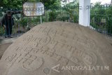 Pengunjung mengamati benda cagar budaya Prasasti Pohsarang peninggalan abad ke-10 di Desa Pohsarang, Kediri, Jawa Timur, Senin (16/1). Prasasti Pohsarang atau biasa disebut dengan nama Prasasti Lucem yang berada di tengah sawah tersebut sepi pengunjung karena letaknya tersembunyi dan sulit terjangkau dengan kendaraan. Antara Jatim/Prasetia Fauzani/zk/17