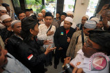 Sejumlah tokoh Hindu dan Islam Bali berdiskusi saat melaporkan Front Pembela Islam (FPI) ke Polda Bali, Senin (16/1). Puluhan tokoh Hindu dan Islam dari berbagai organisasi melaporkan keberatan mereka terhadap pernyataan Sekjen FPI, Munarman dalam rekaman video di Youtube yang dinilai memfitnah dan berupaya merusak kerukunan umat beragama di Bali. ANTARA FOTO/Nyoman Budhiana/i018/2017.