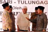 Wakil Presiden RI Jusuf Kalla (kanan) berbincang dengan Menteri PUPR Basoeki Hadimuljono (tengah), Menseskab Pramono Anung  (kedua kiri), Gubernur Jawa Timur Soekarwo (kedua kanan) dan Pimpinan Pondok Modern Darul Hikmah KH Mashudi Ridwan saat peresmian bangunan Rumah Susun Sewa Sederhana (Rusunawa) Darul Hikmah di Tulungagung, Jawa Timur, Senin (16/1). Wapres Jusuf Kalla melakukan kunjungan kerja ke Tulungagung dalam rangka meresmikan Rusunawa Darul Hikmah yang dibangun menggunakan dana APBN 2016 senilai Rp8,5 miliar sekaligus meninjau penggunaan dana desa di daerah tersebut. Antara Jatim/Destyan Sujarwoko/zk/17