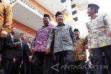 Wakil Presiden RI Jusuf Kalla (tengah) didampingi pengurus Yayasan Darul Hikmah Ust Ahya (kiri) dan KH Mashudi Ridwan (kanan) saat berkunjung ke Pondok Modern Darul Hikmah di Tulungagung, Jawa Timur, Senin (16/1). Wapres Jusuf Kalla melakukan kunjungan kerja ke Tulungagung dalam rangka meresmikan Rusunawa Darul Hikmah yang dibangun menggunakan dana APBN 2016 senilai Rp8,5 miliar sekaligus meninjau penggunaan dana desa di daerah tersebut. Antara Jatim/Destyan Sujarwoko/zk/17