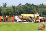 Sejumlah petugas mengevakuasi bangkai pesawat latih yang gagal landing di Bandara Blimbingsari, Banyuwangi, Jawa Timur, Senin (16/1/2017). Pesawat latih milik Sekolah Pilot Mandiri Utama Fligh Academy (MUFA) jenis pesawat Cessna 172S yang dikendarai oleh siswi Regina Martalia tersebut, mengalami gagal 