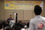 Pengusaha muda Rahmad Yasir Nasution (kiri) mendengarkan pertanyaan mahasiswa ketika menjadi narasumber kuliah umum di Medan, Sumatera Utara, Senin (17/1). Kuliah umum wirausaha yang diselenggarakan oleh Politeknik Negeri Medan tersebut bertemakan "Merintis dan Mempertahankan Usaha Baru". ANTARA SUMUT/Septianda Perdana/17