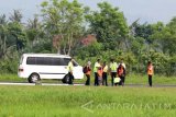 Sejumlah petugas Komite Nasional Keselamatan Transportasi (KNKT) melakukan investigasi pada pesawat latih yang jatuh di Bandara Blimbingsari Banyuwangi, Jawa Timur, Selasa (17/1). Investigasi tersebut dilakukan untuk mengetahui penyebab jatuhnya pesawat latih jenis Cesna 172 S pada senin (16/1) di landasan pacu Bandara Blimbingsari. Antara Jatim/Budi Candra Setya/zk/17.