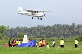 Sejumlah petugas Komite Nasional Keselamatan Transportasi (KNKT) melakukan investigasi pada pesawat latih yang jatuh di Bandara Blimbingsari Banyuwangi, Jawa Timur, Selasa (17/1). Investigasi tersebut dilakukan untuk mengetahui penyebab jatuhnya pesawat latih jenis Cesna 172 S pada senin (16/1) di landasan pacu Bandara Blimbingsari. Antara Jatim/Budi Candra Setya/zk/17.