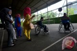 Penyandang disabilitas yang tergabung dalam Himpunan Wanita Disabilitas Indonesia (HWDI) Makassar mendapatkan pelatihan olah raga basket menggunakan kursi roda, Makassar, Sulawesi Selatan, Selasa (17/1). Kegiatan yang di prakarsai HWDI bekerjasama dengan Bali Sports Foundation tersebut untuk mengkampanyekan sejumlah olahraga yang dapat di lakukan juga oleh penyandang disabilitas guna menjaga kesehatan serta menjadi sarana rekreasi serta penyaluran minat dan bakat mereka. ANTARA FOTO/Dewi Fajriani/wdy/17.