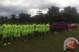 Sejumlah peserta turnamen sepak bola wanita yang dibuka Wakil Bupati Sekadau Aloysius di Lapangan Ejelantu, Sekadau, Senin (16/1/17) sore. Turnamen ini digelar oleh DPD Partai Golkar Sekadau dalam rangka HUT ke - 53 Partai Golkar tahun 2017 yang diikuti34 klub sepak bola wanita yang ada di kabupaten itu. (Gansi)