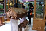 Pengunjung melihat daun tembakau di Museum dan Perpustakaan Tembakau di UPT Pengujian Sertifikasi dan Lembaga Tembakau, Jember, Jawa Timur, Rabu (18/1). Museum dan perpustakaan tembakau tersebut memamerkan aneka daun tembakau dari sejumlah kota sentra tembakau di Indonesia, dan melakukan penelitian diversifikasi produk turunan tembakau seperti parfum, bio diesel, pestisida tanaman, pupuk organik, minyak atisiri, filter rokok, dan produk pengobatan.Antara jatim/Seno/zk/17.