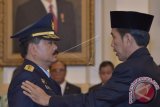 Presiden Joko Widodo (kanan) menyematkan tanda jabatan kepada Marsekal Madya (Marsdya) Hadi Tjahjanto saat pelantikan Kepala Staf TNI Angkatan Udara (KSAU) di Istana Negara, Jakarta, Rabu (18/1). Presiden Joko Widodo menunjuk Marsdya TNI Hadi Tjahjanto sebagai KSAU menggantikan Marsekal Agus Supriatna yang purna tugas. ANTARA FOTO/Rosa Panggabean/wdy/17.