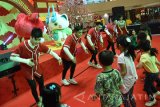 Sejumlah anak menikmati show Yo-Kai (monster lucu dari Jepang) di Atrium Tunjungan Plasa, Surabaya, Jawa Timur, Rabu (18/1). Pertunjukan 'Yo-Kai Watch Lunar New Year' digelar serangkaian menyambut Tahun Baru Imlek 2568. Antara Jatim/M Risyal Hidayat/zk/17