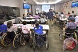 Penyandang disabilitas dari Yayasan Difabel Mandiri Indonesia (YDMI) mengikuti Sekolah Pasar Modal bagi Difabel di Bursa Efek Indonesia, Jakarta, Rabu (18/1). Pelatihan pasar modal tersebut untuk mengenalkan investasi melalui jual beli saham bagi kaum difabel karena dapat dilakukan oleh siapapun di semua tempat dengan waktu yang tidak ditentukan, dalam sekolah tersebut para peserta dapat langsung mencoba membeli saham melalui aplikasi di telepon pintar serta komputer. ANTARA FOTO/Yudhi Mahatma/wdy/17