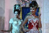 Seorang model menunjukkan tata rias ketika HUT ke-37 Tiara Kusuma di Surabaya, Jawa timur, Selasa (17/1). Tiara Kusuma yang merupakan persatuan ahli kecantikan dan pengusaha salon Indonesia Surabaya yang beranggotakan 700 orang tersebut bertujuan untuk membukakan jalan bagi anggotanya serta menjadi wadah bagi para pemerhati dan pecinta kecantikan sebagai peluang bisnis dalam meningkatkan perekonomian. Antara jatim/M Risyal Hidayat/zk/17